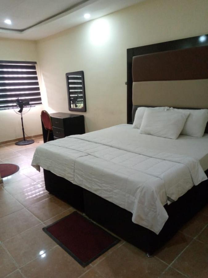 Senators Suites And Towers Hotel Omole Rum bild