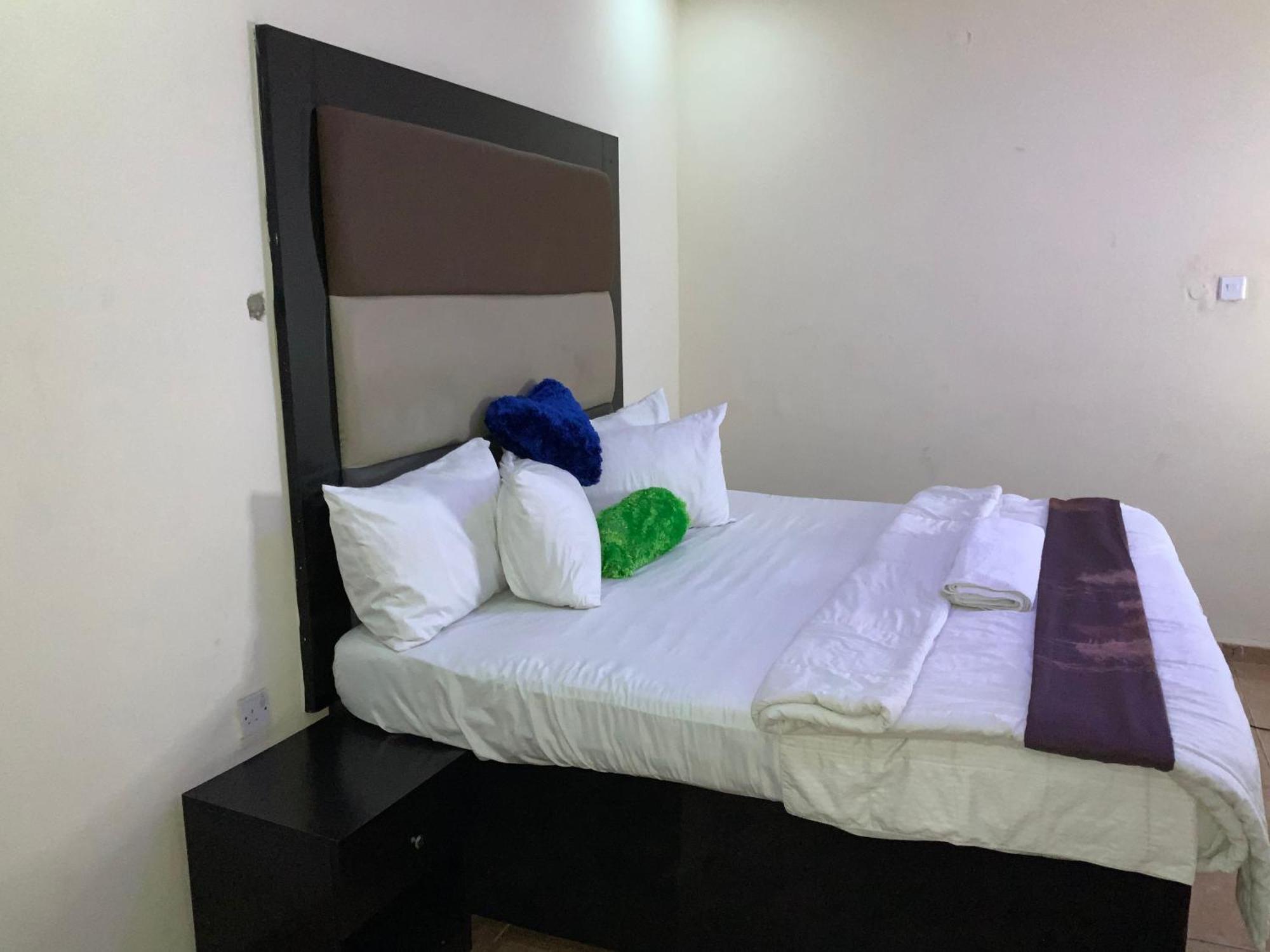 Senators Suites And Towers Hotel Omole Exteriör bild