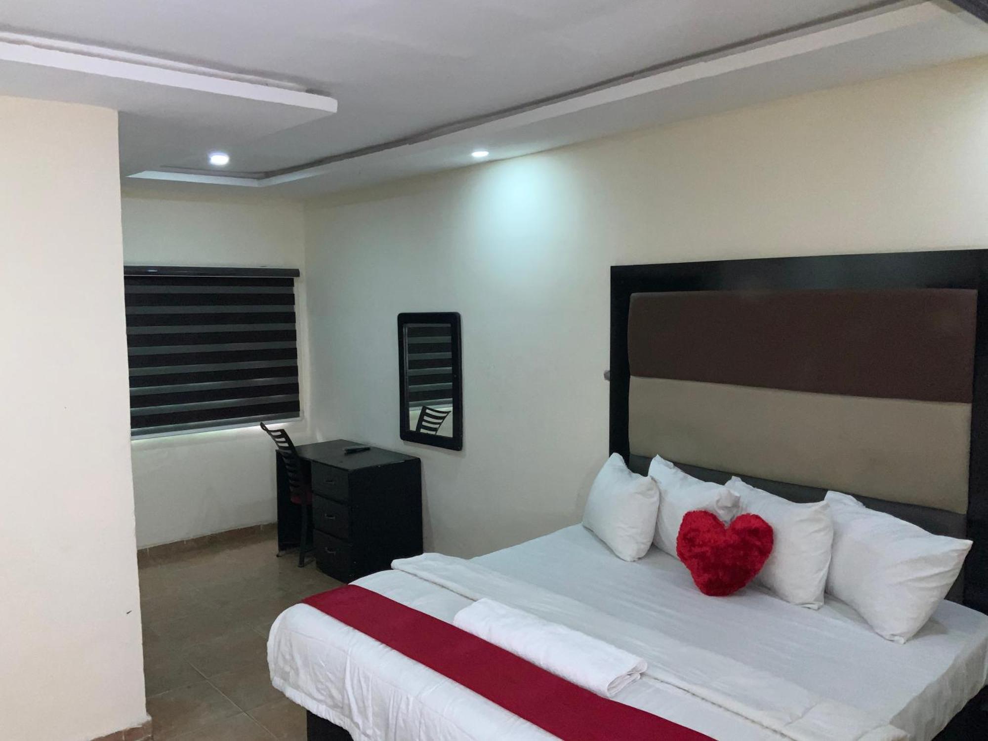 Senators Suites And Towers Hotel Omole Exteriör bild