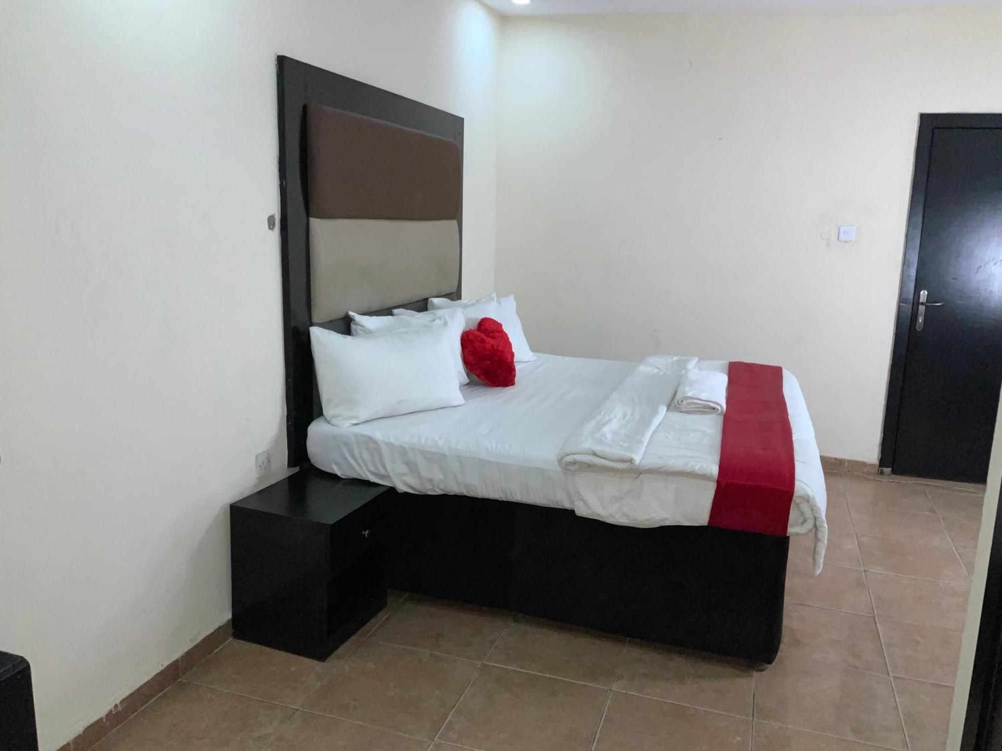 Senators Suites And Towers Hotel Omole Exteriör bild
